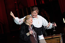 Jochen Kowalski mit Kammersängerin Jutta Vulpius in "Villa Verdi" / Volksbühne Berlin, Premiere 24.04.2013 / Fotograf: Thomas Aurin