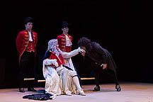 Jochen Kowalski als "King GEORGE" in Elena Kats-Chernins gleichnamiger Oper, Regie Axel Ranisch, Uraufführung am 25.09.2014 in Hannover Herrenhausen, Fotograf: Helge Krückeberg