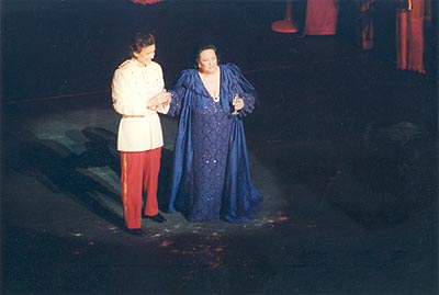 "Katzenduett" mit Stargast Montserrat Caballe im 2.Akt von "Die Fledermaus" an der Hamburgischen Staatsoper.