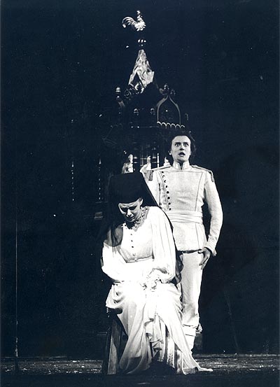 Szene Feodor-Xenia aus "Boris Godunov" mit Dagmar Schellenberger. Komische Oper Berlin.
