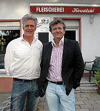 Dieter Moor und Jochen vor der Fleischerei Kowalski